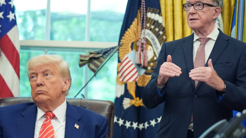ARCHIV - Präsident Donald Trump (l) hört dem britischen Botschafter Peter Mandelson (r) zu. Foto: Evan Vucci/AP/dpa