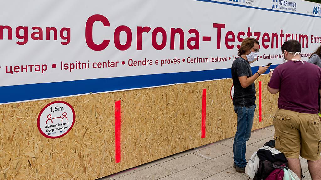 ARCHIV - Ein Schriftzug weist zum Eingang des neuen Corona-Testzentrums der Kassenärztlichen Vereinigung am Hauptbahnhof hin, in dem Reiserückkehrer sich testen lassen können. Foto: Markus Scholz/dpa