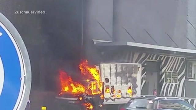 Lieferwagenbrand vor Shoppi Tivoli