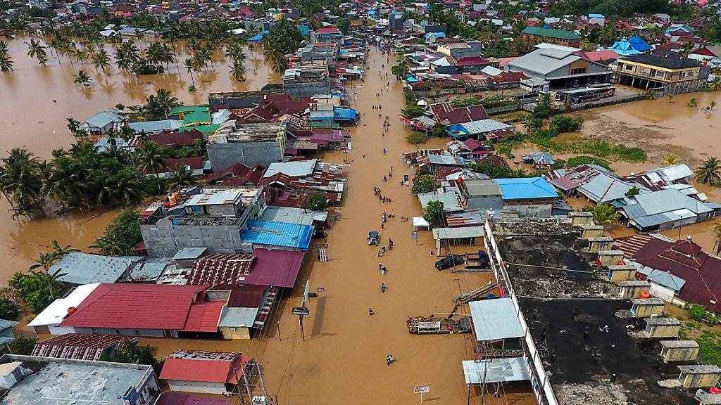 In Bangkulu auf der indonesischen Insel Sumatra herrscht derzeit Land unter. Die Folge: dutzende Tote und tausende Obdachlose.