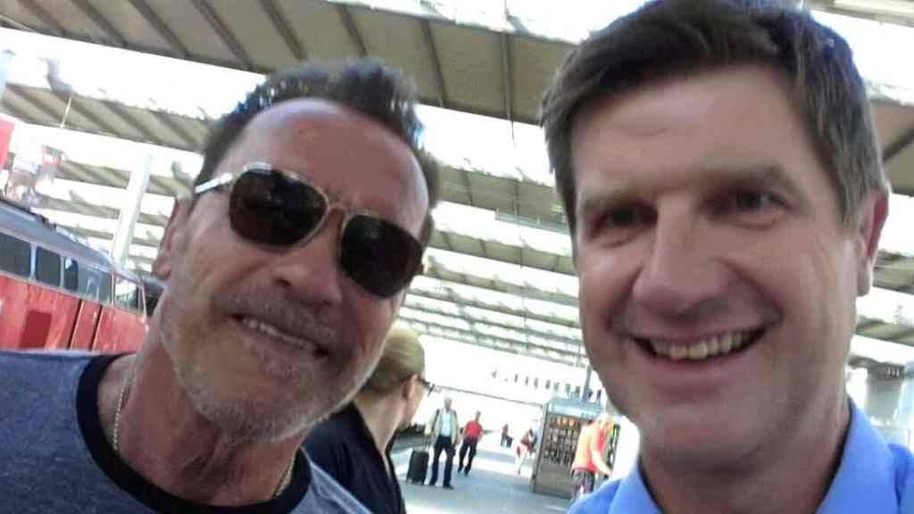 Arnold Schwarzenegger ist derzeit schlecht zu Fuss und radelt lieber verbotenerweise durch den Münchner Hauptbahnhof. Nach der Belehrung des Schauspielers fand der Bundespolizist noch Zeit für ein Selfie.