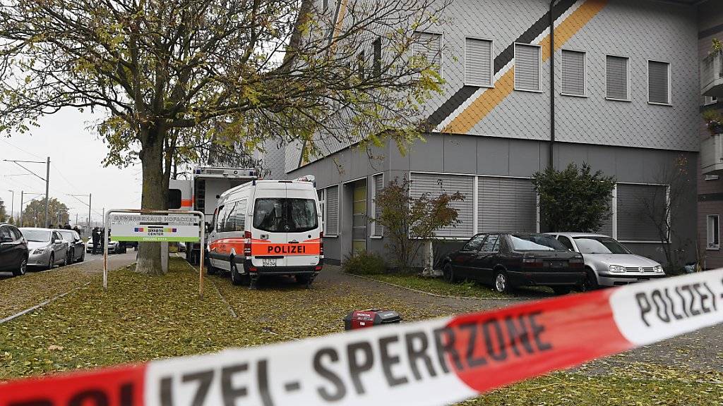 Polizei-Razzia in der An'Nur-Moschee in Winterthur im November 2016. Ein verurteilter Prediger ist nun ausgeschafft worden. (Archivbild)