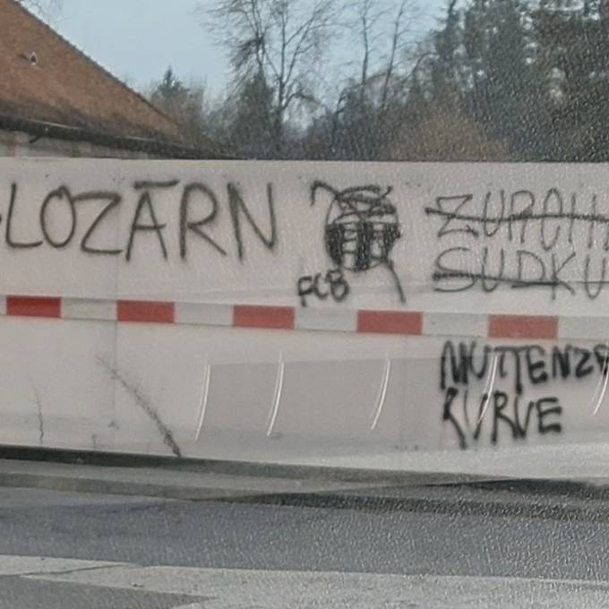In Menziken liefern sich Fussballfans ein Graffiti-Battle