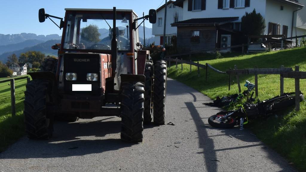 Töfffahrer bei Kollision mit Traktor mittelschwer verletzt