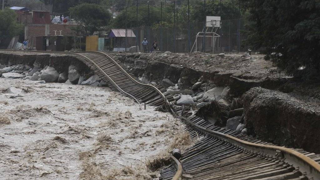 Vom Hochwasser zerstörte Eisenbahnlinie in Lima.