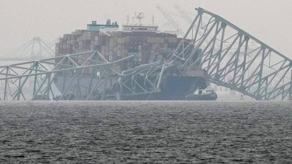 Das Containerschiff «Dali» vor den Trümmern der Francis Scott Key Bridge. Foto: Matt Rourke/AP/dpa