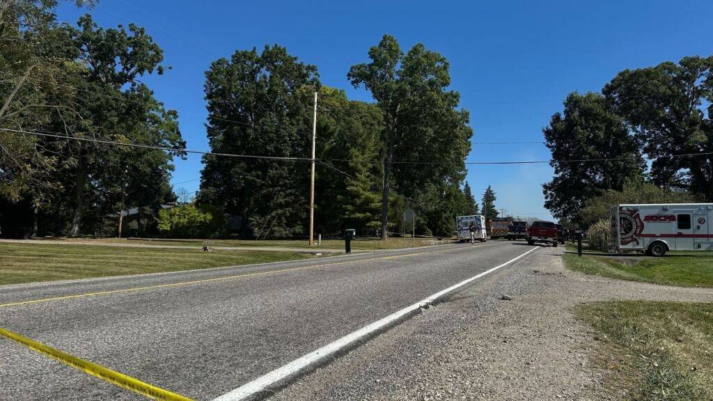 Eine Straße wird von den Behörden gesperrt, nachdem ein Schütze in einer Kirche in Grand Blanc das Feuer eröffnet hat. Foto: Isabella Volmert/AP/dpa