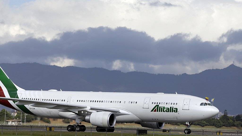 Lufthansa will Teile des weltweiten Netzverkehrs und Direktverbindungen in Europa von Alitalia übernehmen. (Archiv)