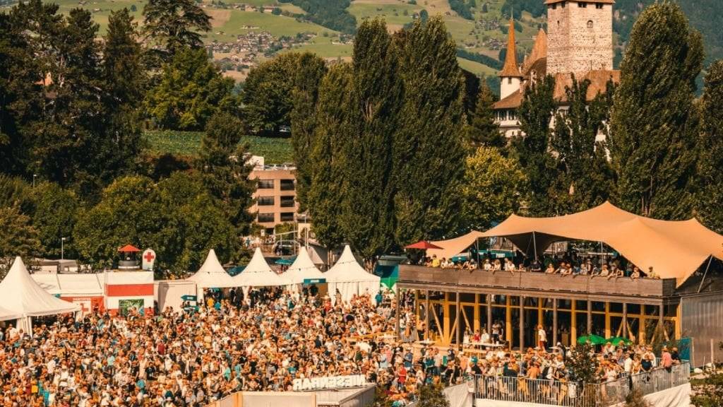 Lauschig: Das erstmals durchgeführte Seaside Festival in Spiez vermochte die Besucher auch dank seiner schönen Lage anzuziehen. (zVg)