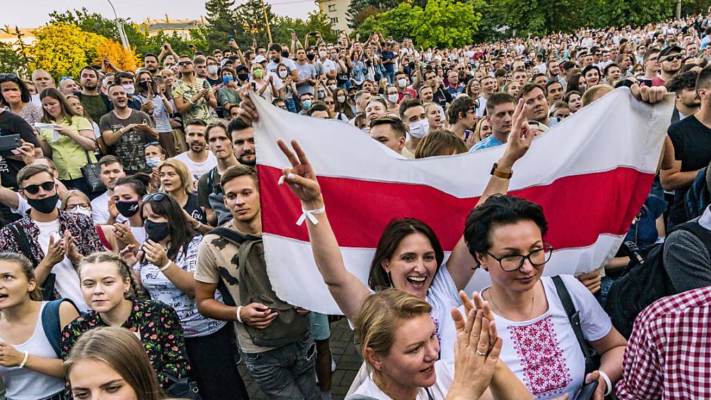 Anhänger der Präsidentschaftskandidatin Tichanowskaja bei einer Demonstration in Minsk. Foto: Celestino Arce Lavin/ZUMA Wire/dpa