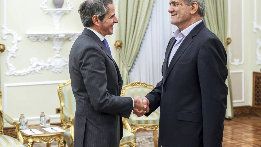 Der iranische Präsident Massud Peseschkian (r) begrüßt IAEA-Chef Rafael Grossi in Teheran. Foto: -/Iranian Presidency Office via AP/dpa - ACHTUNG: Nur zur redaktionellen Verwendung und nur mit vollständiger Nennung des vorstehenden Credits