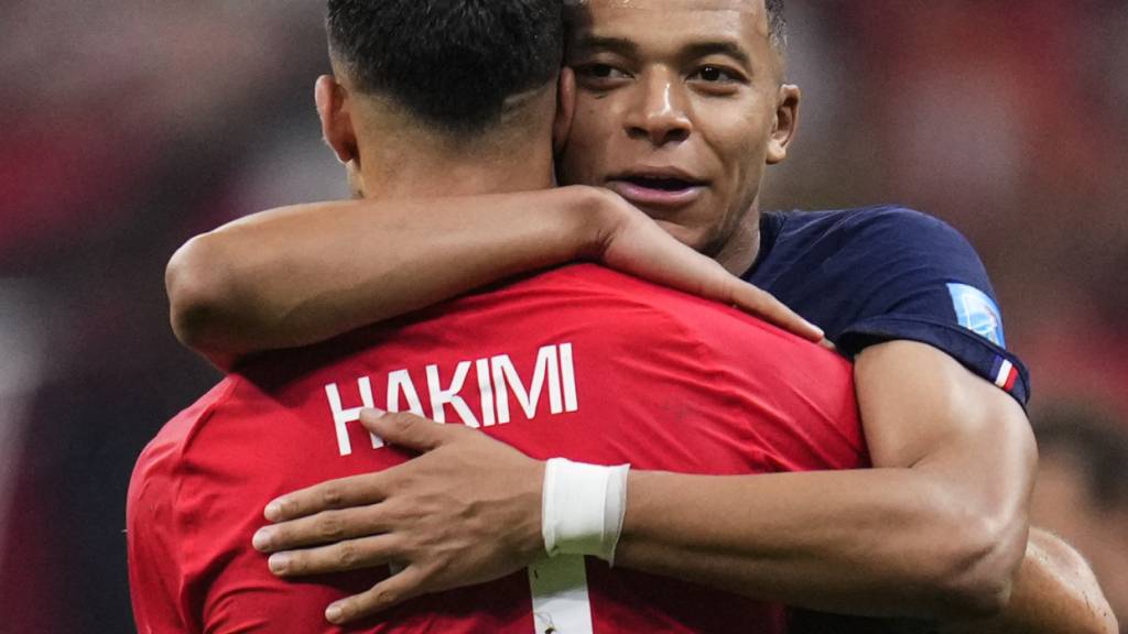 Vor vier Jahren tröstete Kylian Mbappé seinen damaligen Pariser Teamkollegen Achraf Hakimi. Auch diesmal ist Frankreich gegen Marokko in der Favoritenrolle