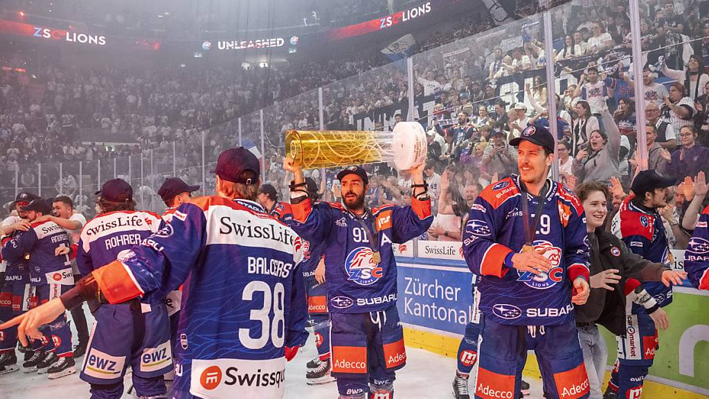 Ein Team mit viel Charakter und einem emotionalen Denis Hollenstein (mitte, mit Pokal)