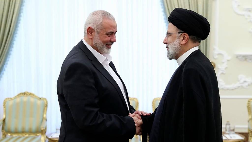 Die Schweiz engagiert sich in einer internationalen Taskforce gegen die Finanzierung der Hamas. Im Bild: Hamas-Chef Ismail Haniyeh (links) mit Irans Präsident  Ebrahim Raisi bei einem Treffen im Juni. (Archivbild)