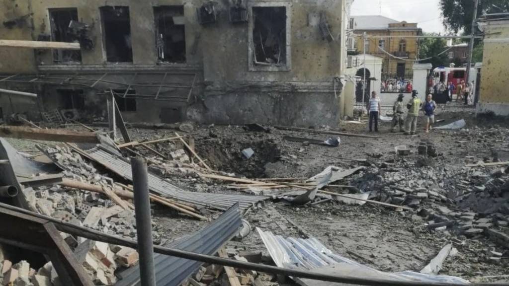 Blick auf den Ort einer Explosion. In der südrussischen Großstadt Taganrog sind nach Behördenangaben durch einen Raketeneinschlag mehr als ein Dutzend Menschen verletzt worden. Foto: Uncredited/AP/dpa