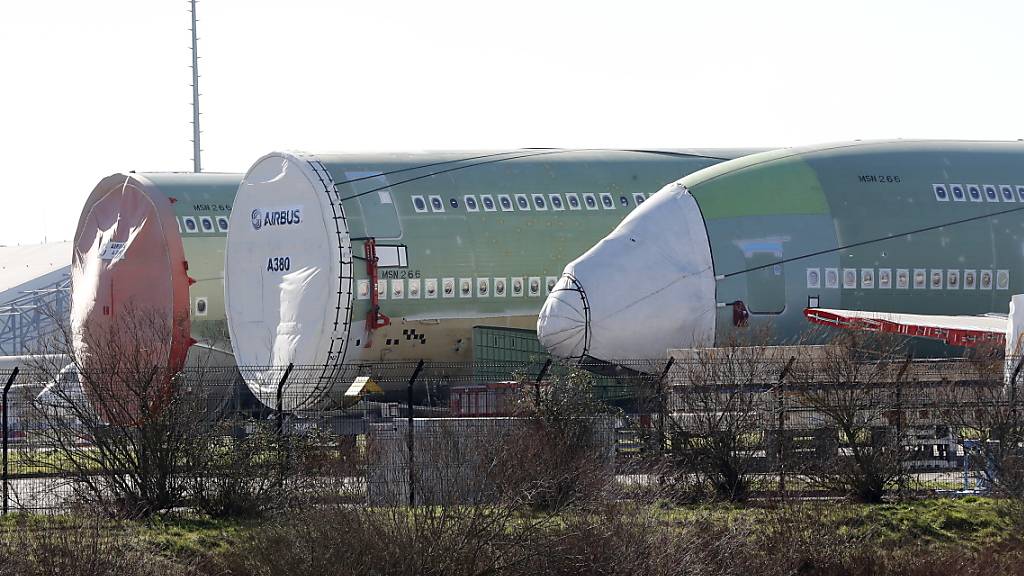 Der Flugzeughersteller Airbus stimmt seine Belegschaft auf drastische Sparmassnahmen ein. (Archivbild)
