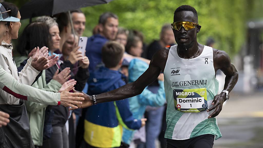 Dominic Lobalu ist in Bern mit grossem Vorsprung unterwegs und nimmt sich Zeit zum Abklatschen