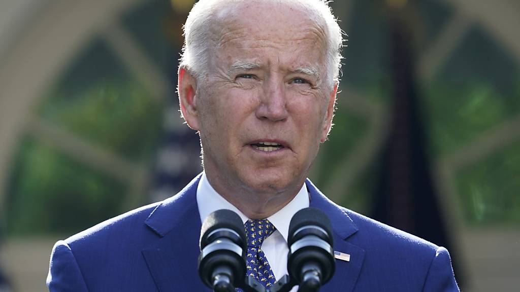 Joe Biden, Präsident der USA, spricht im Rosengarten des Weißen Hauses. Foto: Susan Walsh/AP/dpa