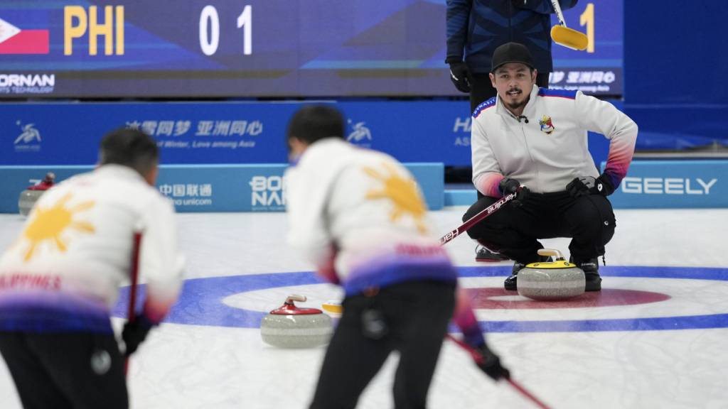 Skip Marc Pfister (rechts) und seine Equipe dürfen weiter an die Olympia-Qualifikation glauben