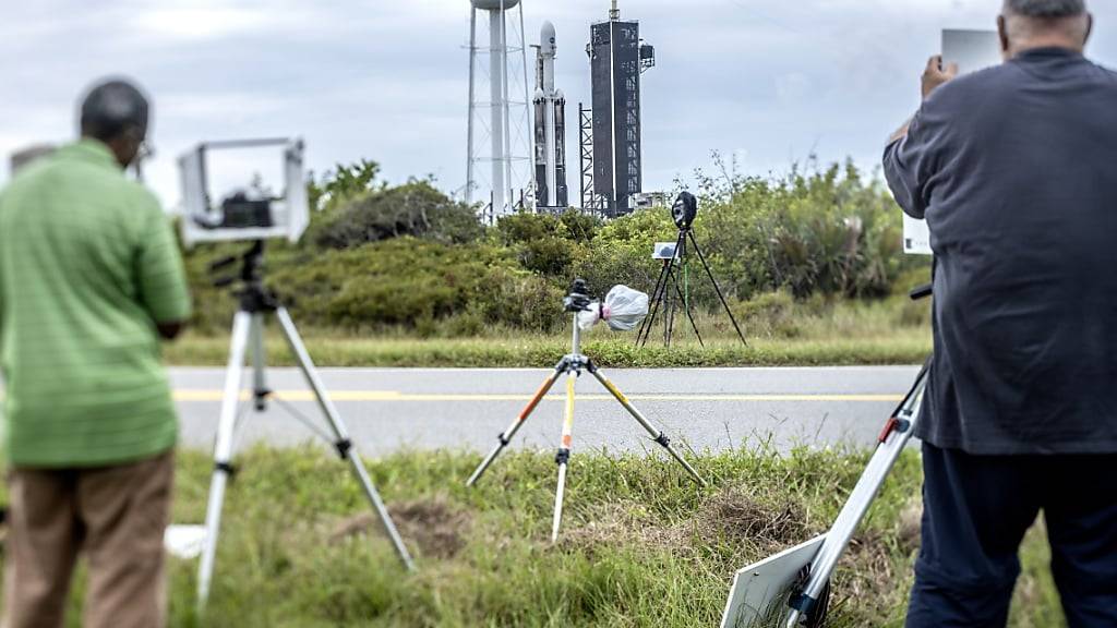 Fotografen bereiten ihre automatischen Kameras am US-Weltraumbahnhof in Florida vor, um den Start der Nasa-Raumsonde «Psyche» festzuhalten.