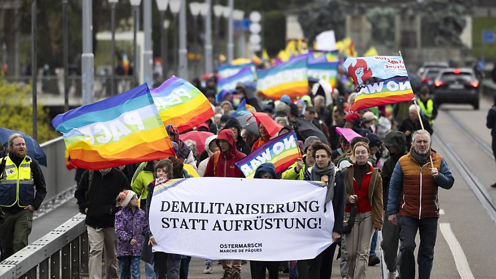 Rund 500 Menschen haben am Ostermontag in Bern für den Frieden demonstriert. «Demilitarisierung statt Aufrüstung» lautete das Motto des diesjährigen Ostermarschs.
