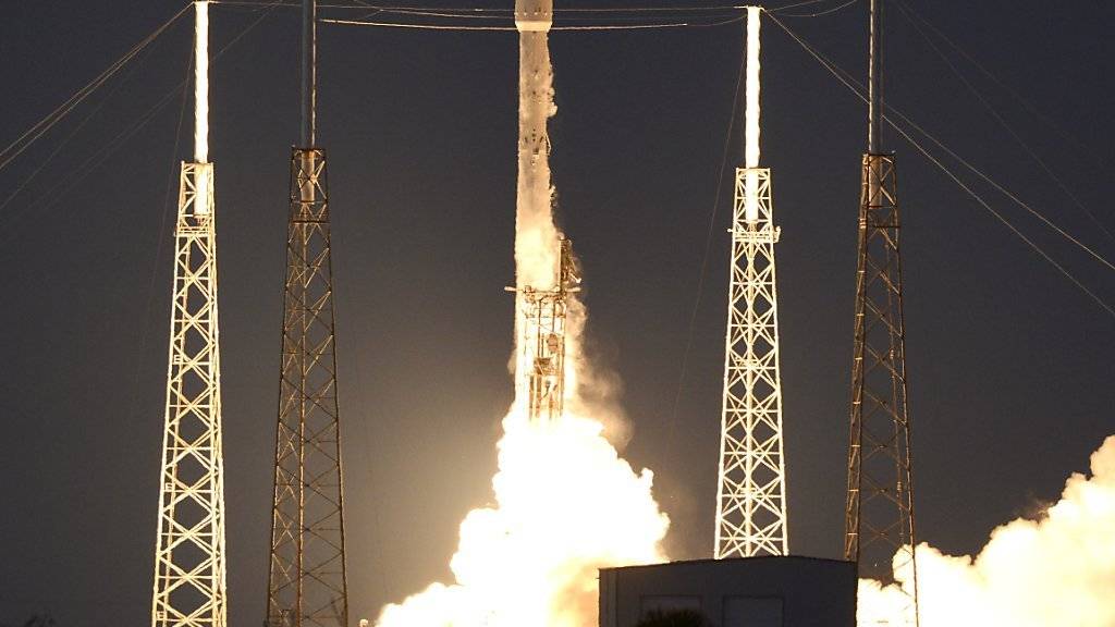 Start geglückt - Landung misslungen: Die SpaceX Falcon 9 Rakete brachte von Cape Canaveral aus erfolgreich einen Satelliten ins All.