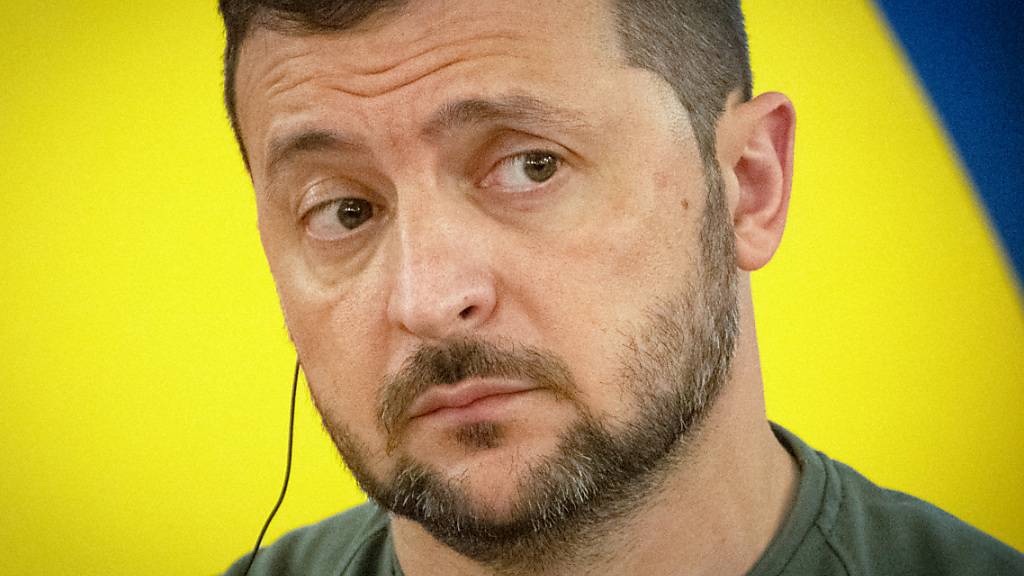 ARCHIV - Nach dem Angriff einer ukrainischen Seedrohne auf ein russisches Kriegsschiff hat der ukrainische Präsident Wolodymyr Selenskyj dem Geheimdienst SBU für seine Arbeit gedankt. Foto: Efrem Lukatsky/AP/dpa