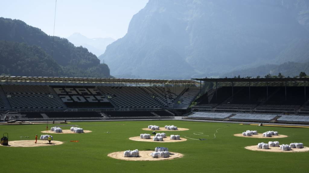 Damit der Rasen in der ESAF-Arena nicht beschädigt wird, kommt der Heli für den Transport des Sägemehls zum Einsatz.