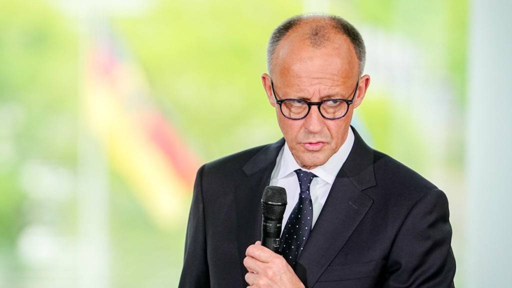Bundeskanzler Friedrich Merz (CDU) spricht zu Beginn des Treffens mit dem multilateralen Jugendcamp «Youth4Peace» zu den Jugendlichen. Foto: Kay Nietfeld/dpa