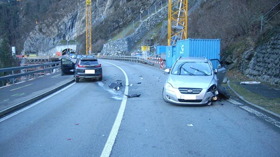 Auto kracht auf Axenstrasse in Baustellencontainer – zwei Verletzte
