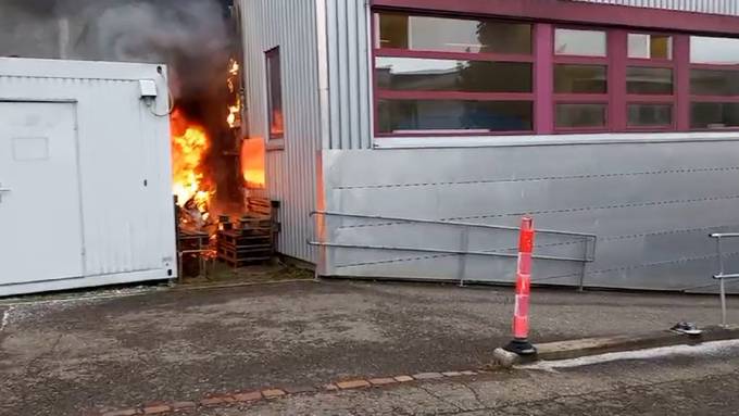 Fabrikgebäude in Fällanden brennt 