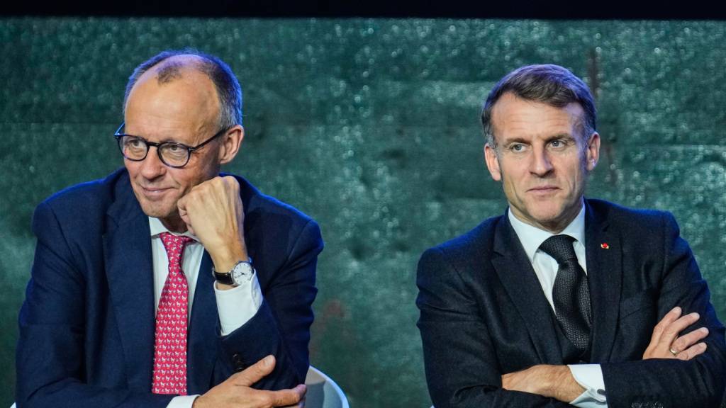 ARCHIV - Bundeskanzler Friedrich Merz (l, CDU) und der französische Präsident Emmanuel Macron nehmen an einem Treffen mit einer Gruppe von Investoren auf dem Gipfel zur europäischen digitalen Souveränität teil. Foto: Ebrahim Noroozi/Pool AP/dpa