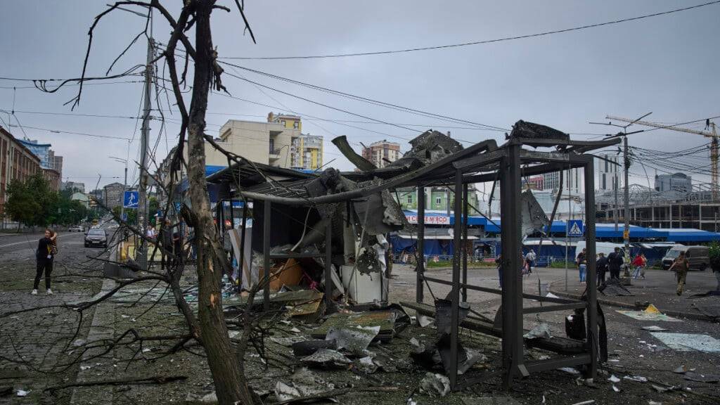 Eine Bushaltestelle nach einem russischen Angriff. Foto: Efrem Lukatsky/AP/dpa