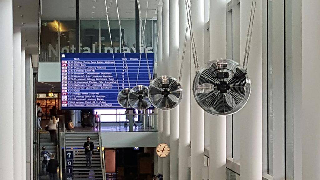 Durchfahrende SBB-Züge setzen in der Bahnhofhalle von Aarau vier Ventilatoren in Bewegung: «Durchzug» heisst die Installation des bekannten Schweizer Künstlers Roman Signer.