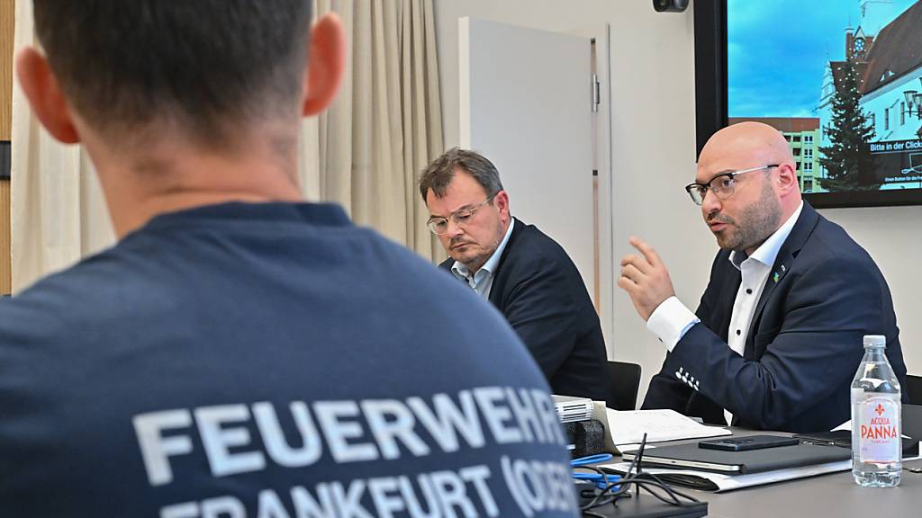 dpatopbilder - Uwe Meier (l), Pressesprecher der Stadt Frankfurt (Oder) und René Wilke (parteilos), Oberbürgermeister der Stadt Frankfurt (Oder), nehmen am Pressegespräch im Rahmen des Krisenstabes «Hochwasserlage» teil. Foto: Patrick Pleul/dpa