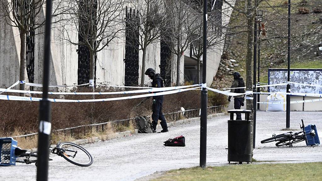 Schwedische Ermittler am abgesperrten Ort der Explosion in Stockholm