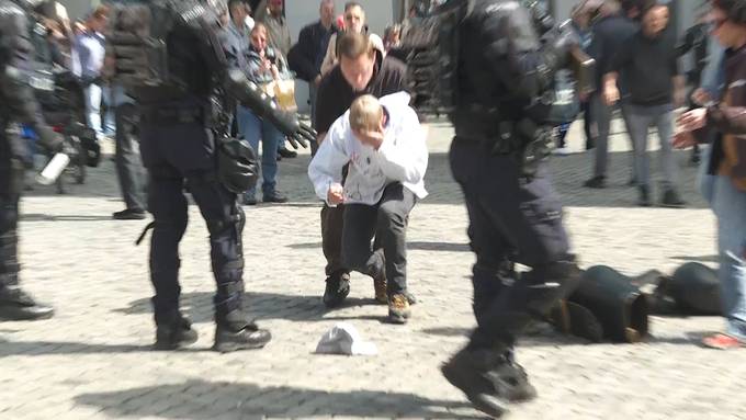 Polizei geht gegen unbewilligte Demonstration in Altdorf vor