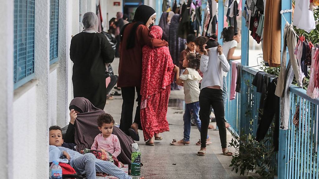 Palästinenser, die vor den israelischen Angriffen aus ihren Häusern geflohen sind, finden Zuflucht in einer von den Vereinten Nationen geführten Schule in Khan Younis. Eine Woche nach Beginn des Kriegs zwischen der islamistischen Hamas und Israel ist die Zahl der Toten im Gazastreifen auf 2329 gestiegen. Foto: Mohammed Talatene/dpa
