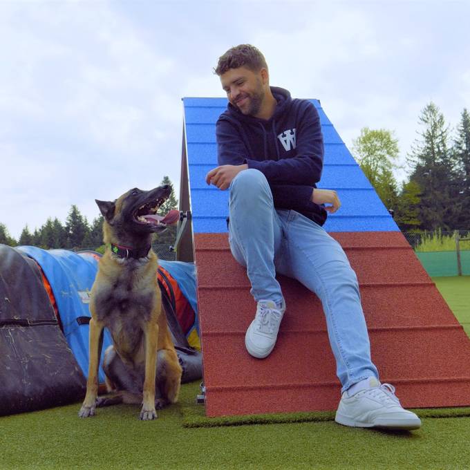 «Hunde und ich passen nicht zusammen»: Nico beim Agility-Training
