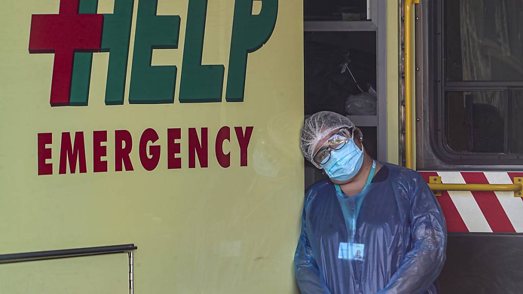 Ein medizinischer Mitarbeiter legt in Chiles Hauptstadt Santiago seinen Kopf gegen einen Krankenwagen. Foto: Esteban Felix/AP/dpa