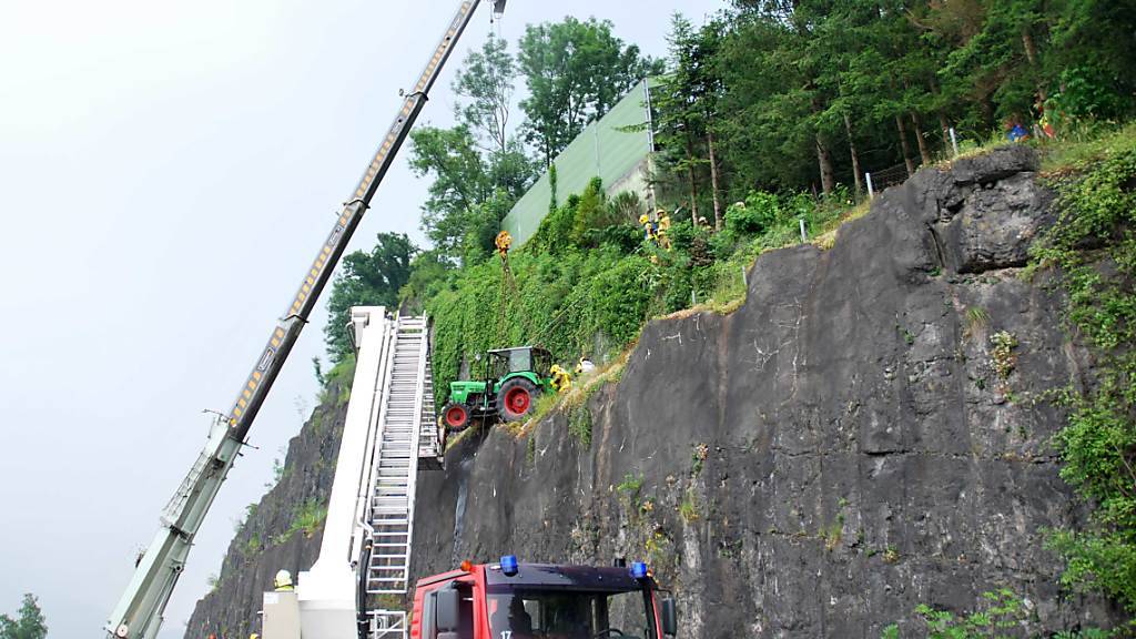 Der Traktor stürzte oberhalb der Schnellstrasse zwischen Sarnen und Alpnach auf einen Felsvorsprung.