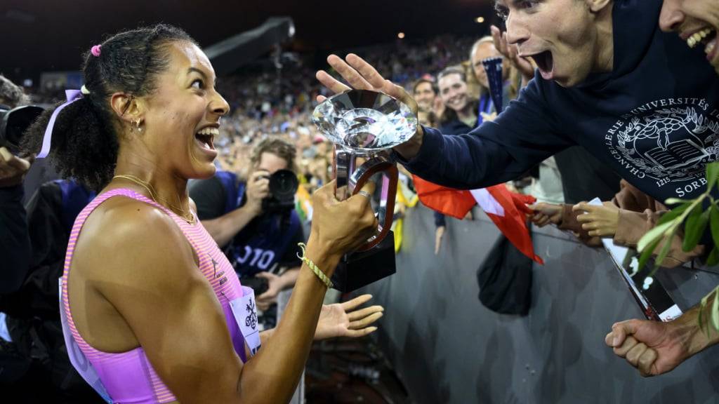 Audrey Werro mit dem Diamond-League-Pokal