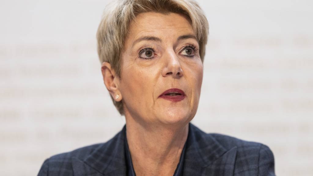 Laut Bundespräsidentin und Finanzministerin Karin Keller-Sutter sind das Schweizer Steuersystem und die Klimapolitik auf dem richtigen Weg. Damit sei das deutliche Nein zur Juso-Initiative zu erklären.
