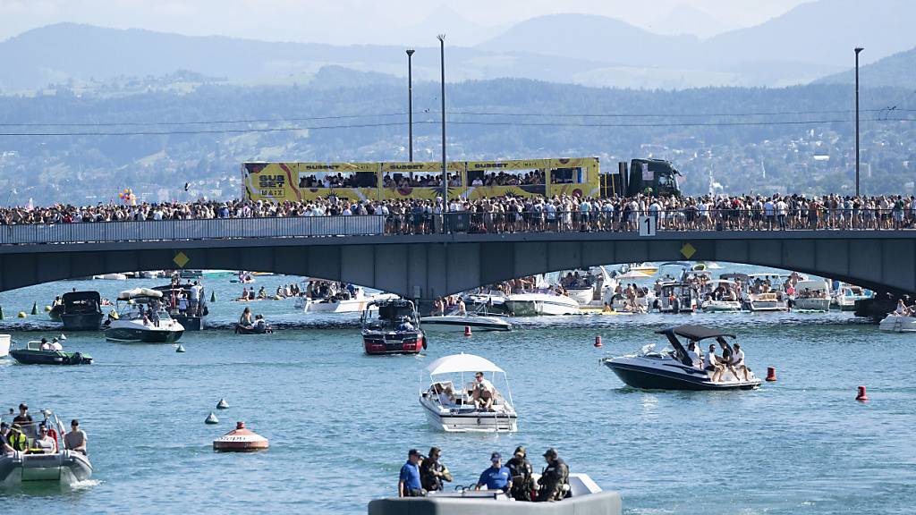 Die Polizei hat einen 40-jährigen Mann tot aus dem Zürichsee geborgen. Er war am Samstag mit Kollegen an der Street Parade und wollte im See baden gehen. (Archivbild)