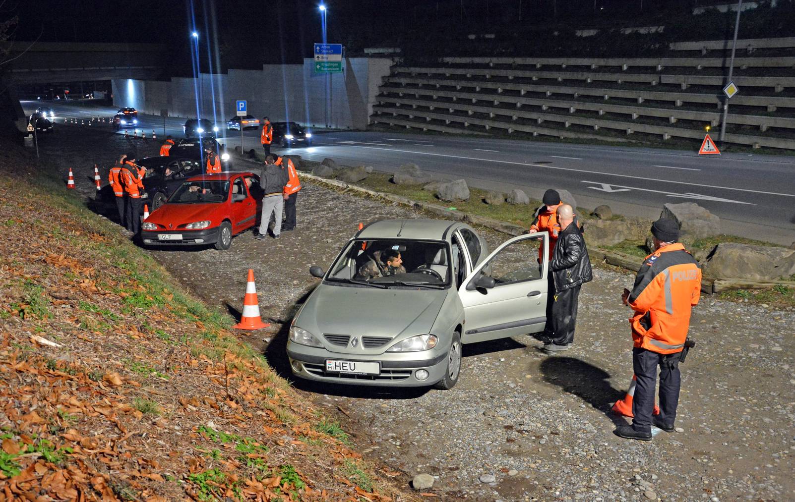 Einsatzkräfte der Kantonspolizei Thurgau kontrollierten auf dem Autobahnzubringer in Arbon während mehreren Stunden Fahrzeuge und Personen. (Bilder: KapoTG)