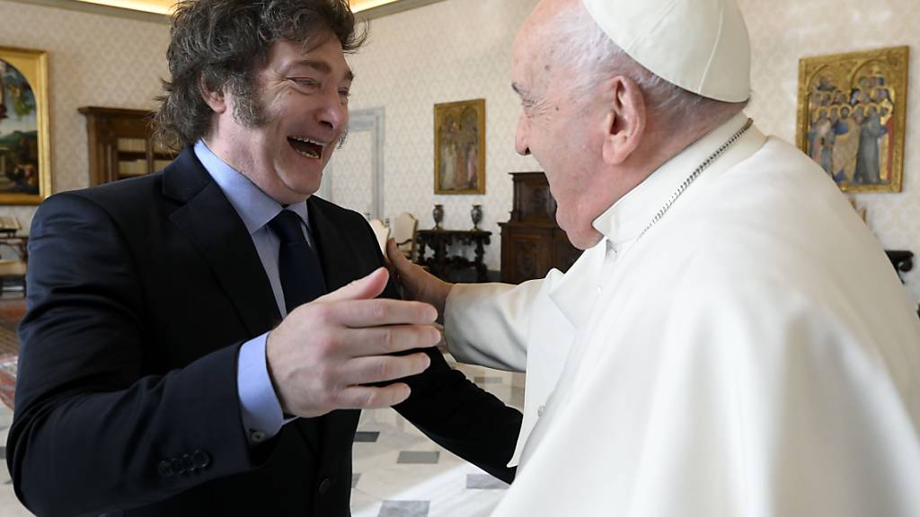 HANDOUT - Dieses von Vatican Media zur Verfügung gestellte Bild zeigt Javier Milei, Präsident von Argentinien, und Papst Franziskus bei der Begrüßung im Rahmen einer Privataudienz im Vatikan. Foto: ---/VATICAN MEDIA/AP/dpa - ACHTUNG: Nur zur redaktionellen Verwendung bis zum 26.02.24 und nur mit vollständiger Nennung des vorstehenden Credits