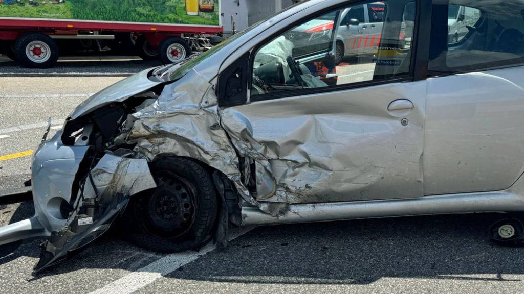 Drei Autos kollidieren in Reiden LU miteinander