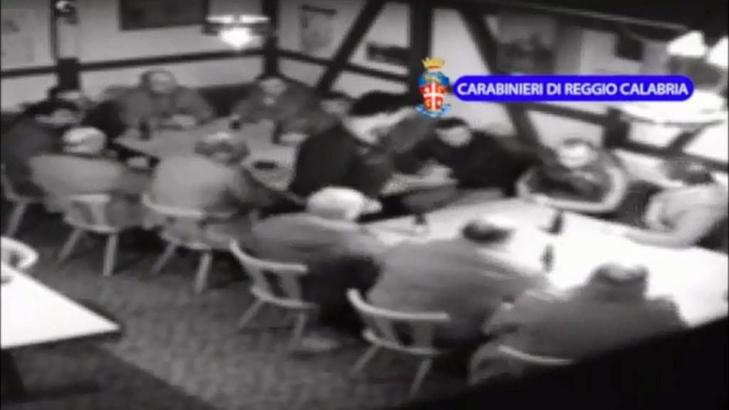 Die Videosequenz der «Operazione Helvetica»', die die kalabresische Polizei im August 2014 ins Internet stellte. Ein Dutzend Mafiosi sitzen um zwei Tische in einem Restaurant bei Frauenfeld.