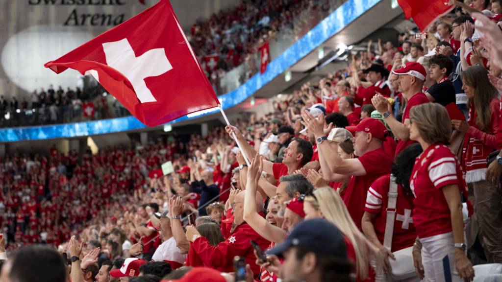 Im offiziellen Festzelt der Eishockey-WM in Zürich stimmten Fans rassistische Parolen an. (Symbolbild)