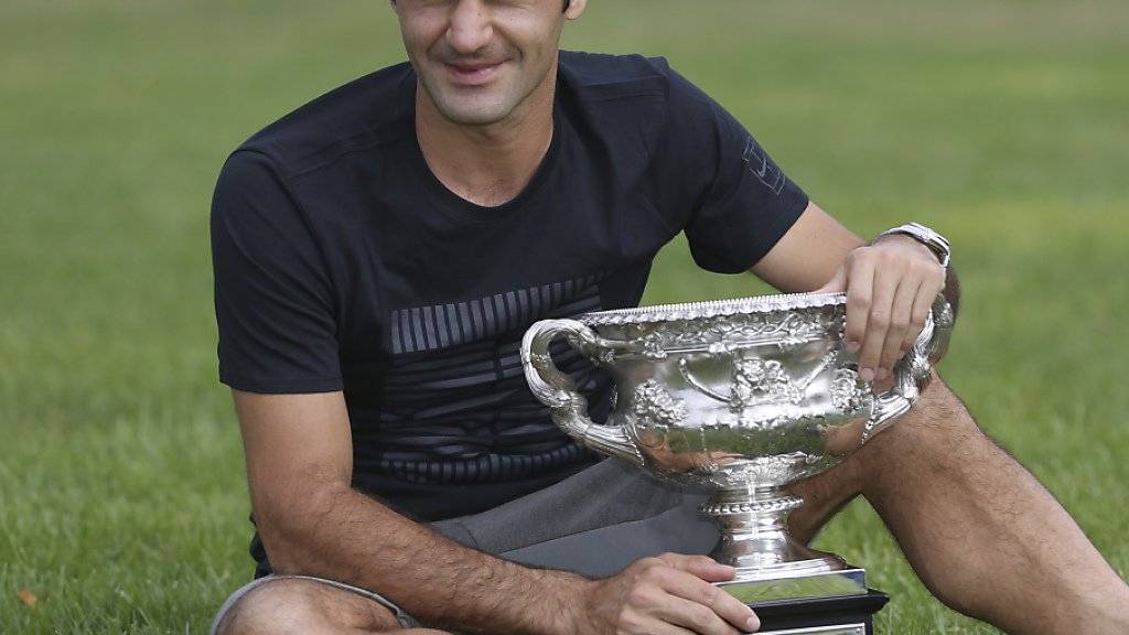Roger Federer und der Norman Brookes Challenge Cup am Tag nach seinem 6. Sieg am Australian Open